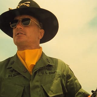 Robert Duvall como Coronel Kilgore em Apocalypse Now usando chapéu de cavalaria e óculos escuros