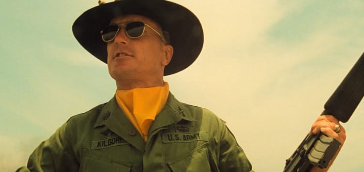 Robert Duvall como Coronel Kilgore em Apocalypse Now usando chapéu de cavalaria e óculos escuros