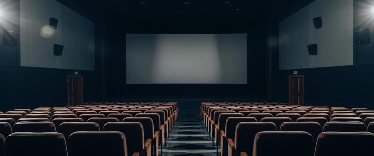 Sala de cinema vazia simbolizando o silêncio e o som ambiente na experiência cinematográfica