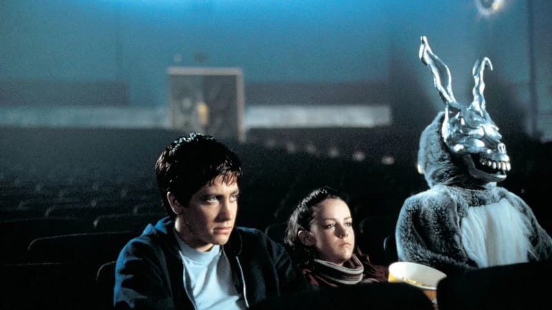 Donnie Darko e Frank em cena no cinema