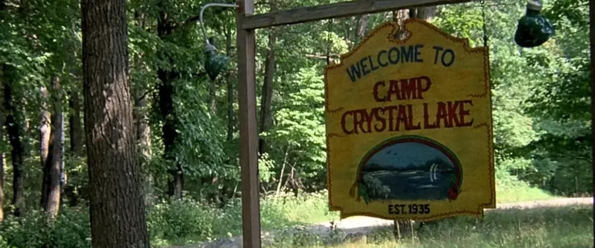 Placa de entrada do Camp Crystal Lake em Sexta-Feira 13 (1980)