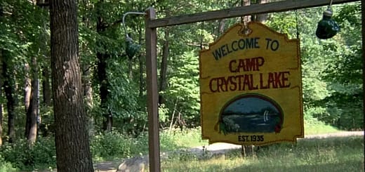 Placa de entrada do Camp Crystal Lake em Sexta-Feira 13 (1980)