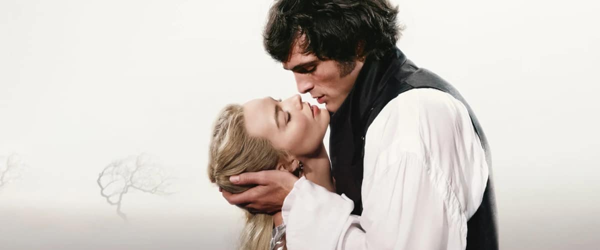 Margot Robbie e Jacob Elordi em cena romântica de O Morro dos Ventos Uivantes (2026), dirigido por Emerald Fennell