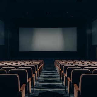 Sala de cinema vazia simbolizando o silêncio e o som ambiente na experiência cinematográfica