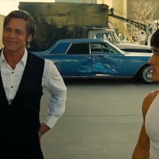 Cliff Booth e Bruce Lee em cena de Era Uma Vez em… Hollywood