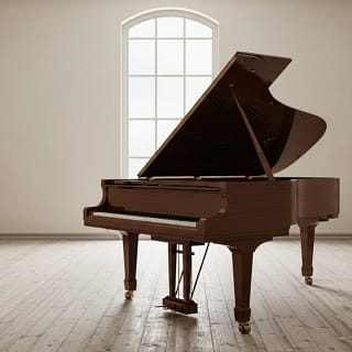 Um piano fechado em uma sala vazia