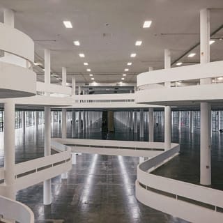 Vista interna do Pavilhão Ciccillo Matarazzo, com rampas modernistas desenhadas por Oscar Niemeyer.