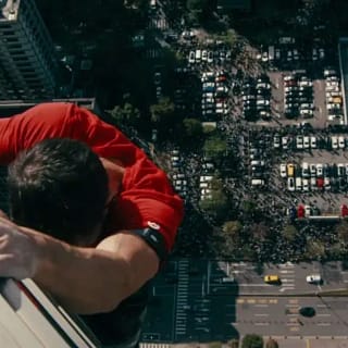 Alex Honnold escala o Taipei 101 sem cordas durante transmissão ao vivo da Netflix, com a cidade de Taipei ao fundo