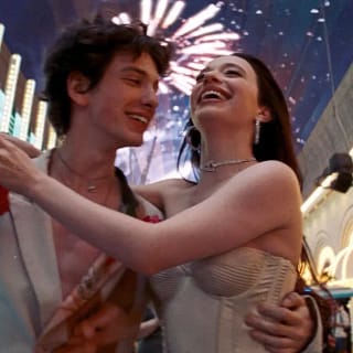 Cena do filme Anora (2024), de Sean Baker, com Anora e Ivan em Las Vegas