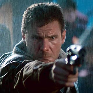 Rick Deckard aponta sua arma em cena de Blade Runner (1982), representando o conflito entre humanidade e replicantes