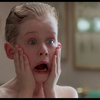 Kevin McCallister sozinho na casa em Esqueceram de Mim (1990), simbolizando solidão e consumo