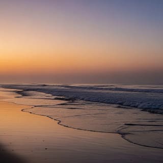 Praia ao entardecer simbolizando o silêncio e a ausência no caso do cão Orelha