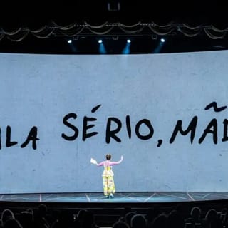 Cena do musical Fala Sério, Mãe no Rio com mash-up entre músicas de Sandy e Pitty no palco