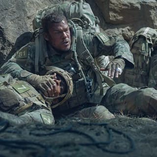 Alan Ritchson em cena do filme Máquina de Guerra, novo filme de guerra da Netflix