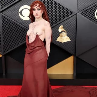 Chappell Roan no Grammy 2026 usando vestido transparente vermelho no tapete vermelho