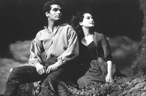 Laurence Olivier e Merle Oberon em O Morro dos Ventos Uivantes (1939), dirigidos por William Wyler