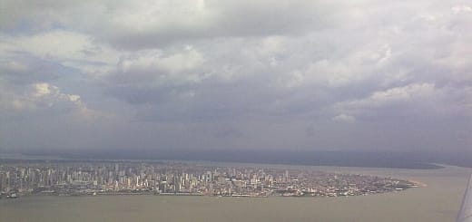 Belém do Pará vista do alto: cidade amazônica que sediará a COP30, símbolo do Éden moderno.