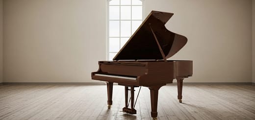Um piano fechado em uma sala vazia
