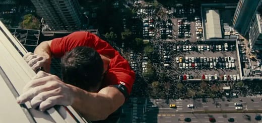Alex Honnold escala o Taipei 101 sem cordas durante transmissão ao vivo da Netflix, com a cidade de Taipei ao fundo