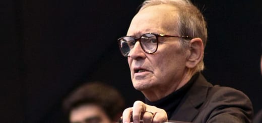 Ennio Morricone regendo em 2013, compositor da trilha de Os Oito Odiados