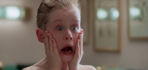 Kevin McCallister sozinho na casa em Esqueceram de Mim (1990), simbolizando solidão e consumo