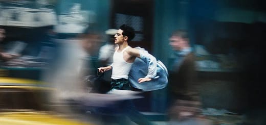 Timothée Chalamet como Marty Mauser correndo em cena do filme Marty Supreme (2025)