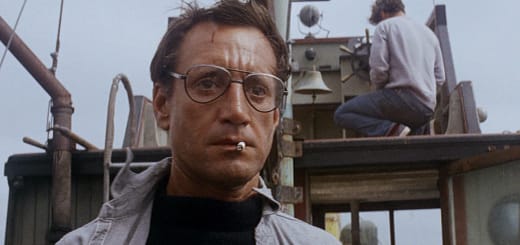 Cena de Tubarão mostrando Roy Scheider no barco ao ver o tubarão pela primeira vez