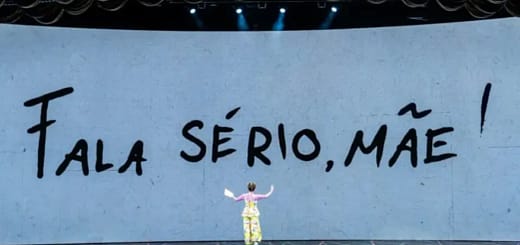 Cena do musical Fala Sério, Mãe no Rio com mash-up entre músicas de Sandy e Pitty no palco