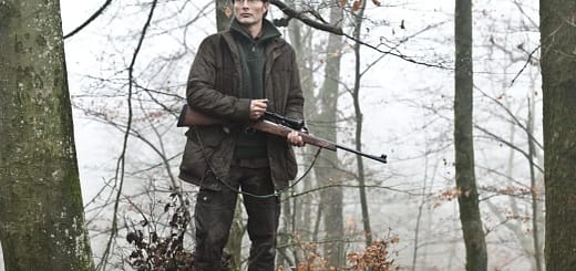 Mads Mikkelsen em A Caça (2012), filme sobre injustiça coletiva e julgamento social