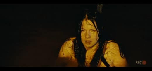 Protagonista do filme Animais Perigosos (2025) em cena de suspense no mar, representando o terror psicológico e a vulnerabilidade da personagem