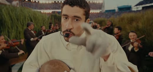 Bad Bunny durante o show do intervalo do Super Bowl 2026, apresentação histórica que gerou críticas de Donald Trump.