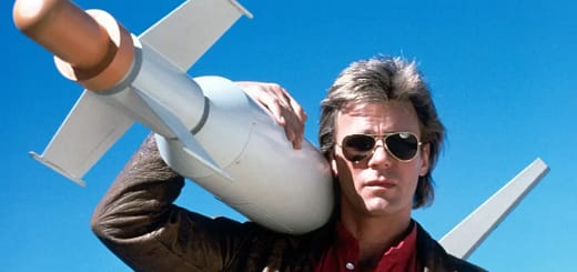 Angus MacGyver resolvendo um problema com objetos improvisados na série dos anos 80
