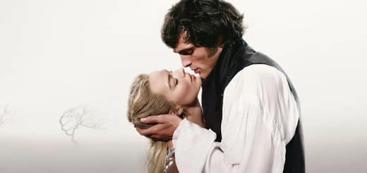 Margot Robbie e Jacob Elordi em cena romântica de O Morro dos Ventos Uivantes (2026), dirigido por Emerald Fennell