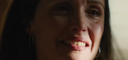 Close de Rose Byrne no filme Se Eu Tivesse Pernas Eu Te Chutaria, retratando o esgotamento emocional da maternidade